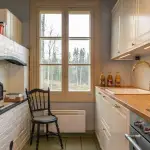 Vanhanajan puuhella ja keittiökalusteet Vanhakylä gårdin Väentuvassa